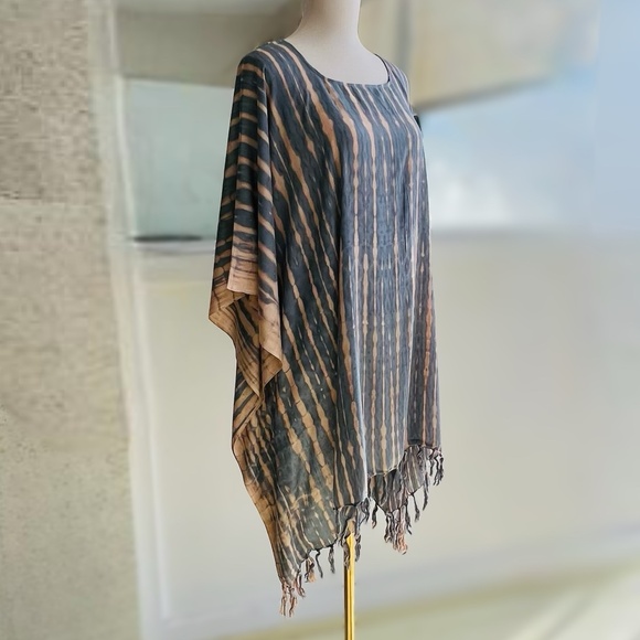 0148/ Over Sized Tie Dye women Poncho with fringed, Short Kaftan, Beach cover up - Picture 9 of 11